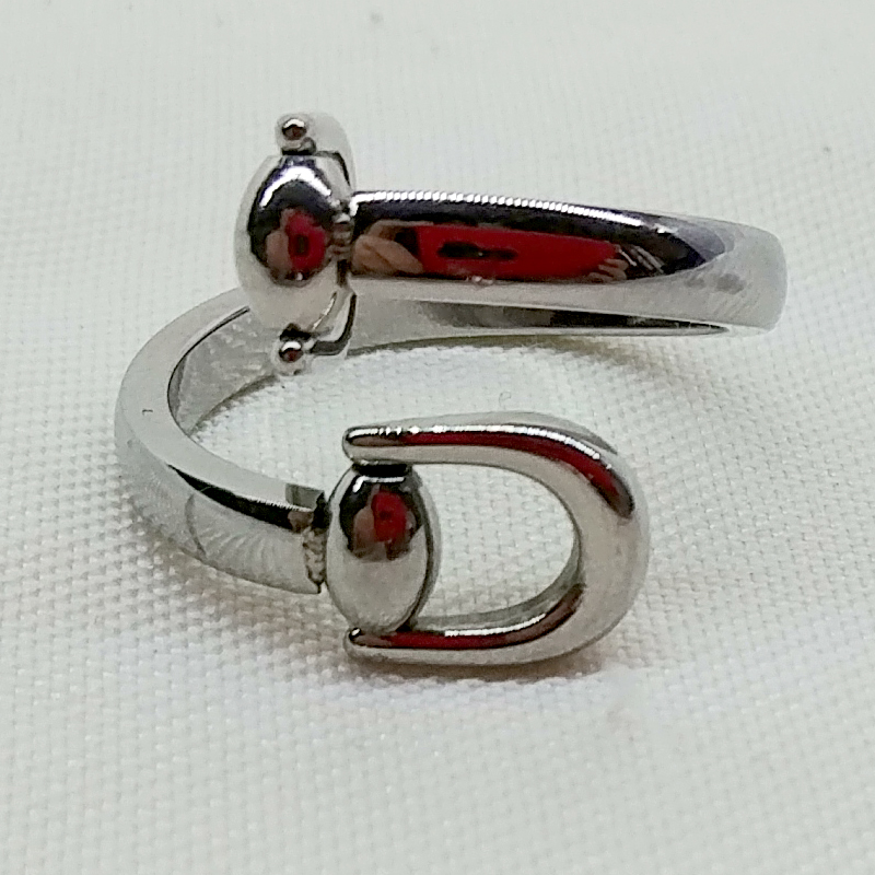 Anillo con espuelas